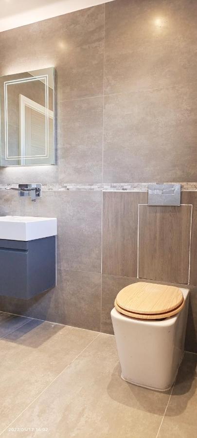 Top Floor Flat 5 Northwood Northwood  Екстер'єр фото
