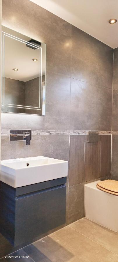 Top Floor Flat 5 Northwood Northwood  Екстер'єр фото